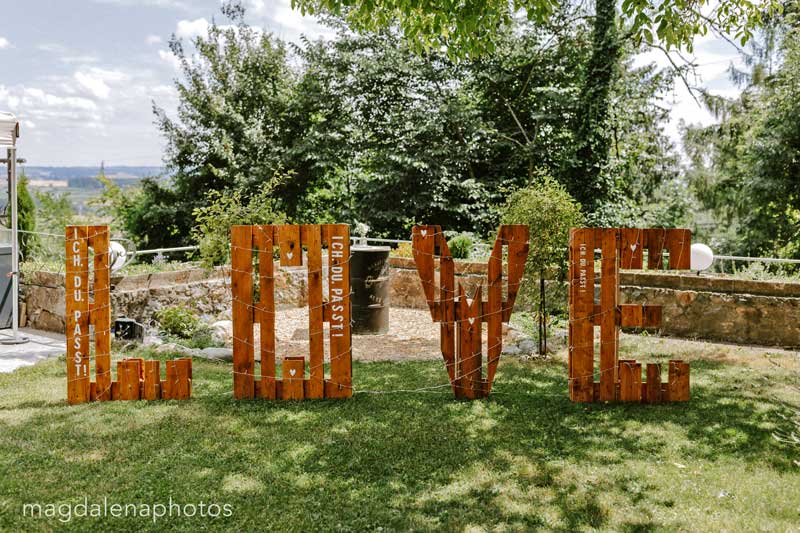 Das Word LOVE aus Palettenholz im Burggarten